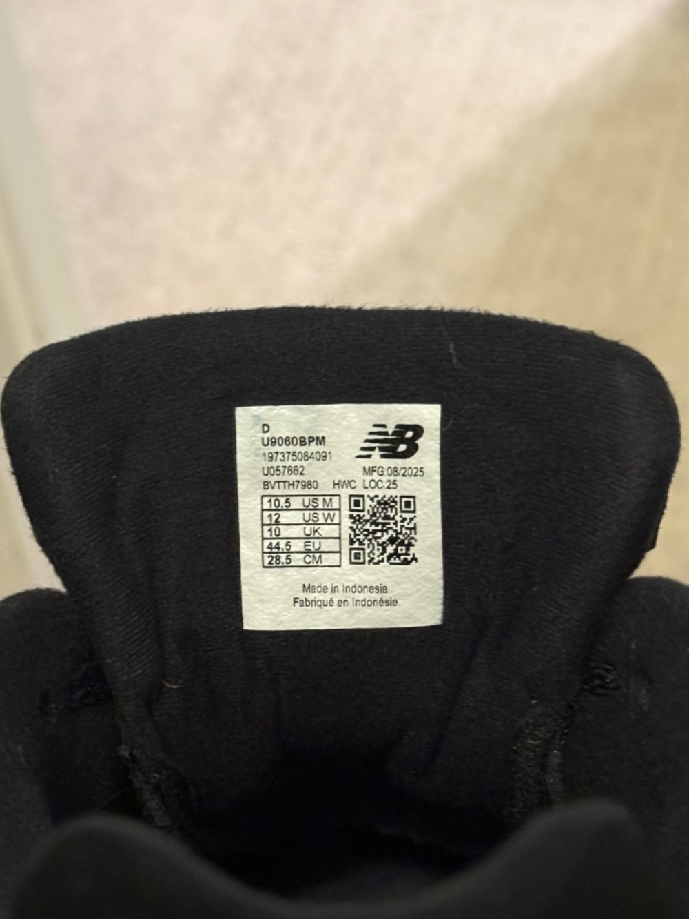 New Balance Triple Black 9060 - Picture 3 of 3